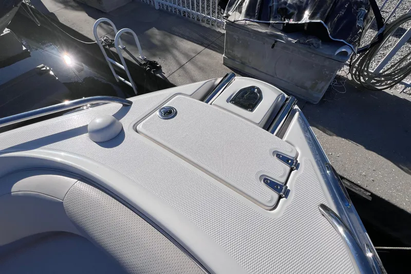 Slide: The Image of 2006 Chaparral 256 SSi boat deck with storage compartment and ladder. - 32