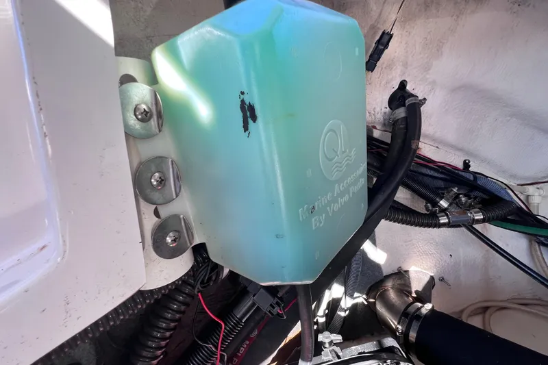 Slide: The Image of Engine compartment of 2006 Chaparral 256 SSi with Volvo Penta marine accessory. - 44