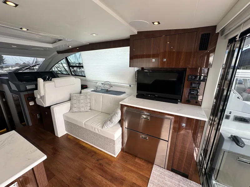 Slide: The Image of Cruisers Yachts 46 Cantius 2022 - 15