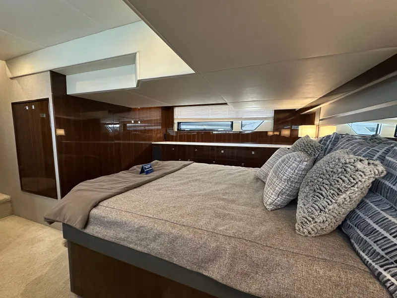 Slide: The Image of Cruisers Yachts 46 Cantius 2022 - 32