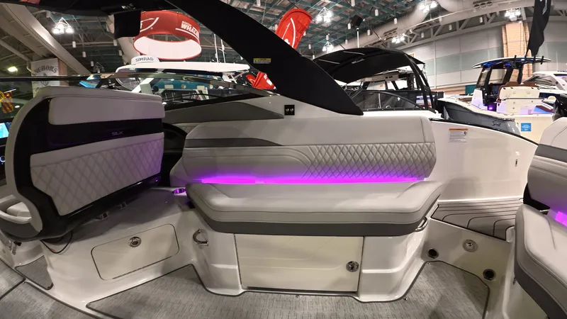 Slide: The Image of Sea Ray SLX 280 Outboard 2026 - 12