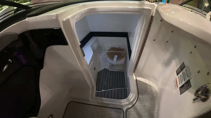 Slide: The Image of Sea Ray SLX 280 Outboard 2026 - 19