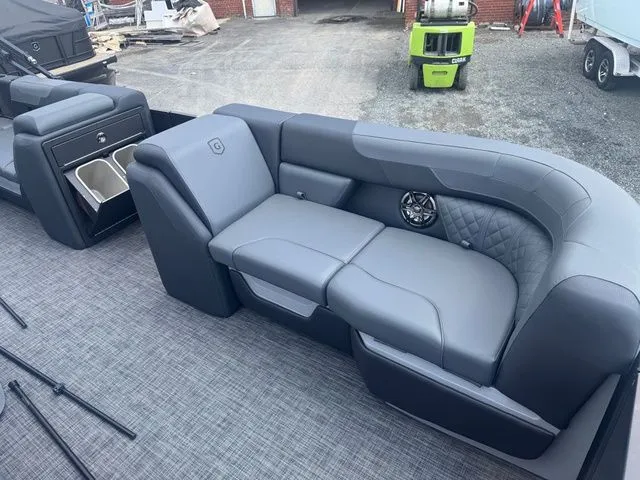 Slide: The Image of Godfrey Sweetwater 2286 SFL Tritoon - Yamaha 150 2026 - 12