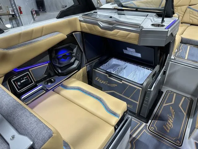 Slide: The Image of Tigé Ultré 25ZX 2026 - 12