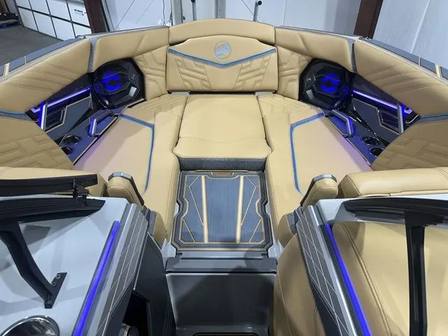 Slide: The Image of Tigé Ultré 25ZX 2026 - 17