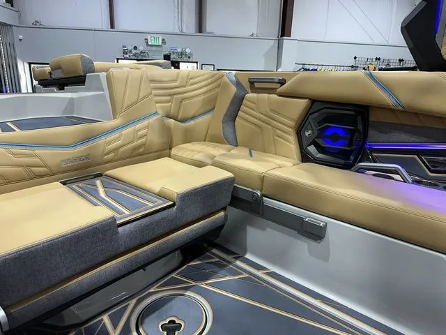 Slide: The Image of Tigé Ultré 25ZX 2026 - 9