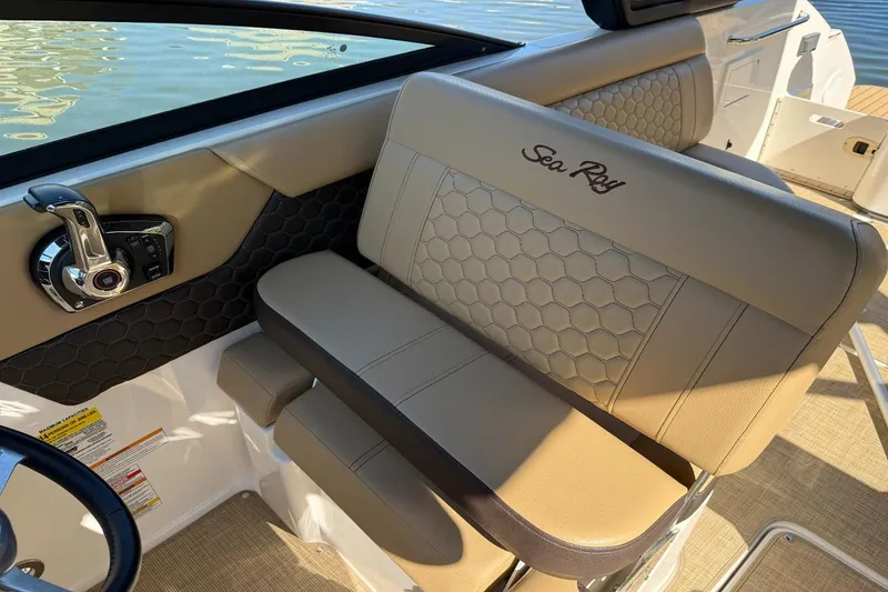 Slide: The Image of Sea Ray SDX 250 Outboard 2024 - 12
