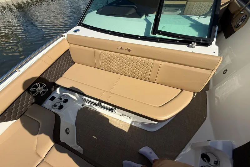 Slide: The Image of Sea Ray SDX 250 Outboard 2024 - 17