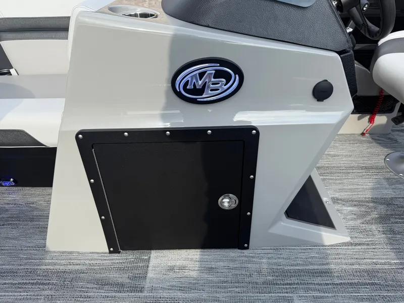 Slide: The Image of Montego Bay 8522 Swingback Premium Deluxe Pontoon & Honda 4-Stroke EFI 2026 - 17