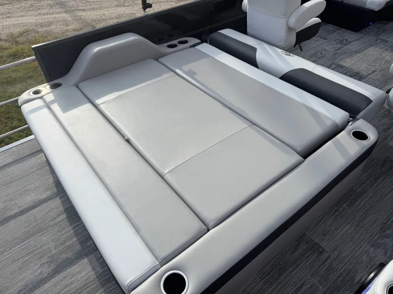 Slide: The Image of Montego Bay 8522 Swingback Premium Deluxe Pontoon & Honda 4-Stroke EFI 2026 - 19