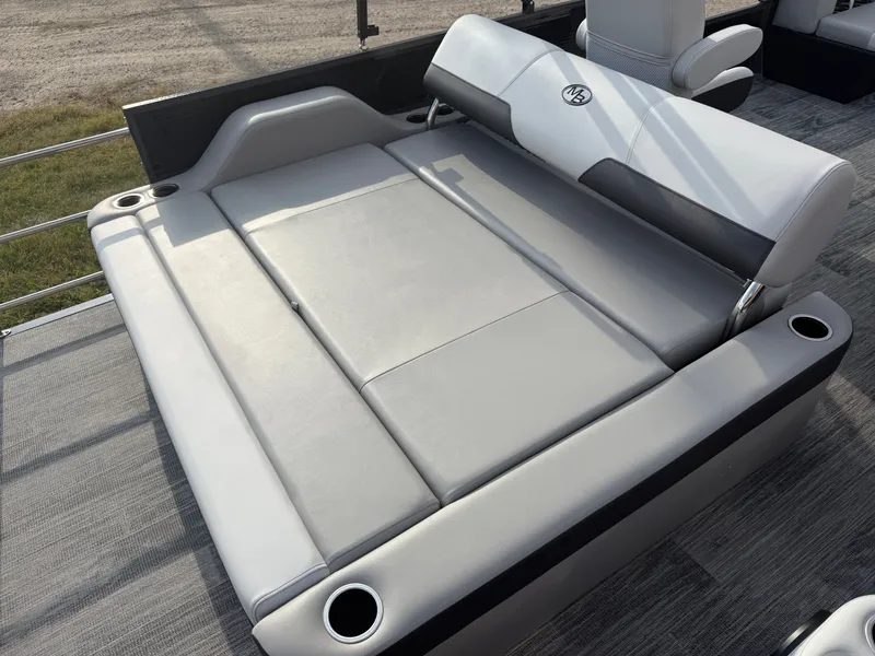 Slide: The Image of Montego Bay 8522 Swingback Premium Deluxe Pontoon & Honda 4-Stroke EFI 2026 - 20