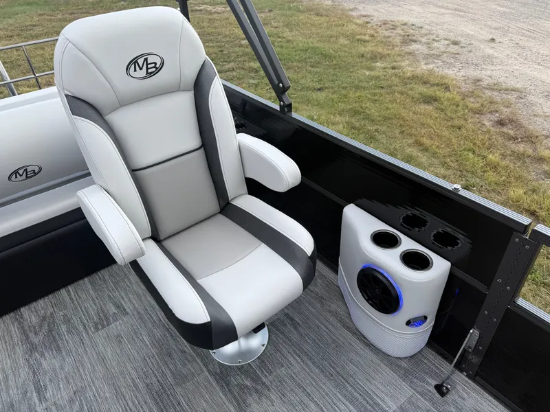 Slide: The Image of Montego Bay 8522 Swingback Premium Deluxe Pontoon & Honda 4-Stroke EFI 2026 - 9