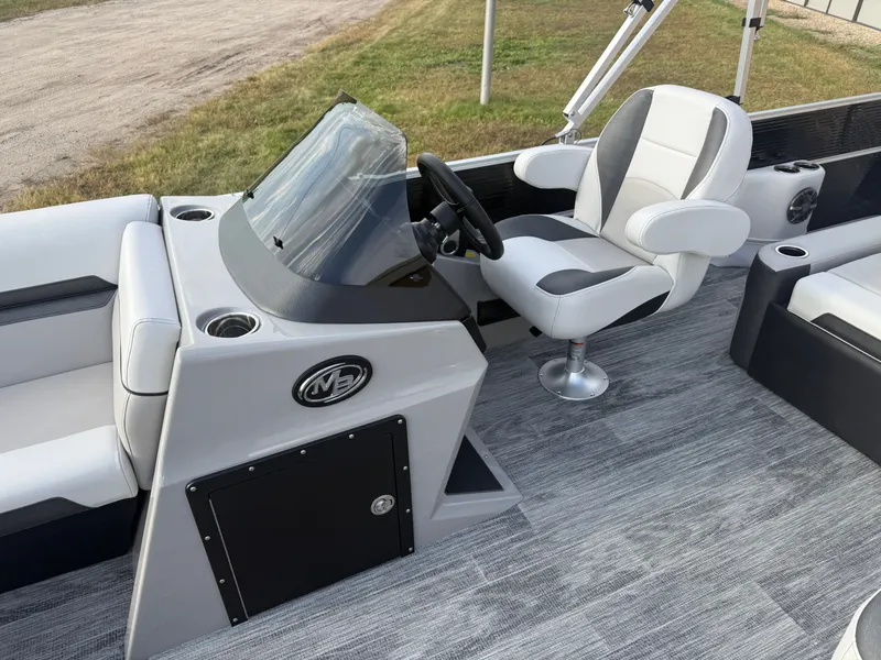 Slide: The Image of Montego Bay 8522 Swingback Deluxe Pontoon & Honda 4-Stroke EFI 2026 - 11