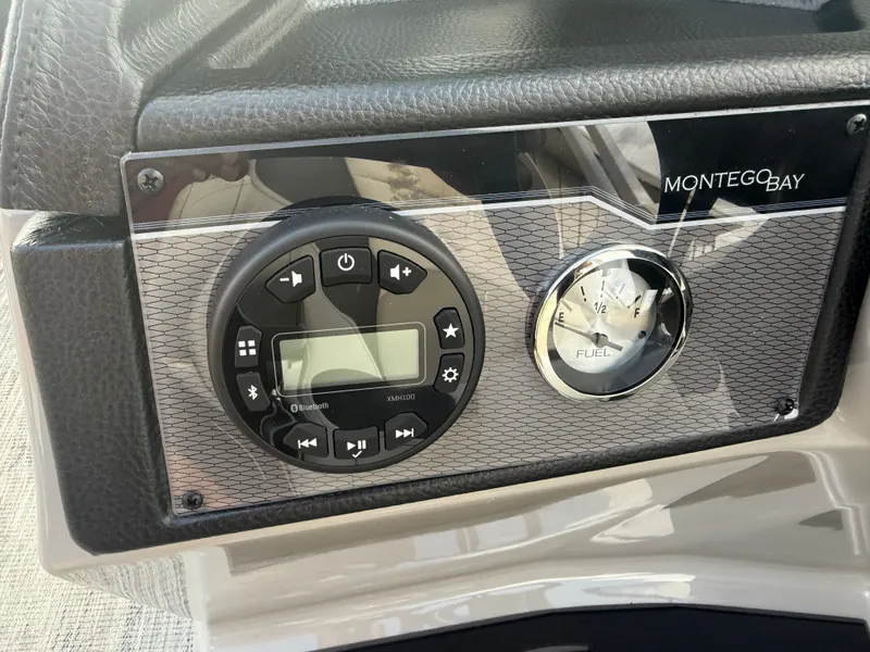 Slide: The Image of Montego Bay 8522 Swingback Deluxe Pontoon & Honda 4-Stroke EFI 2026 - 14