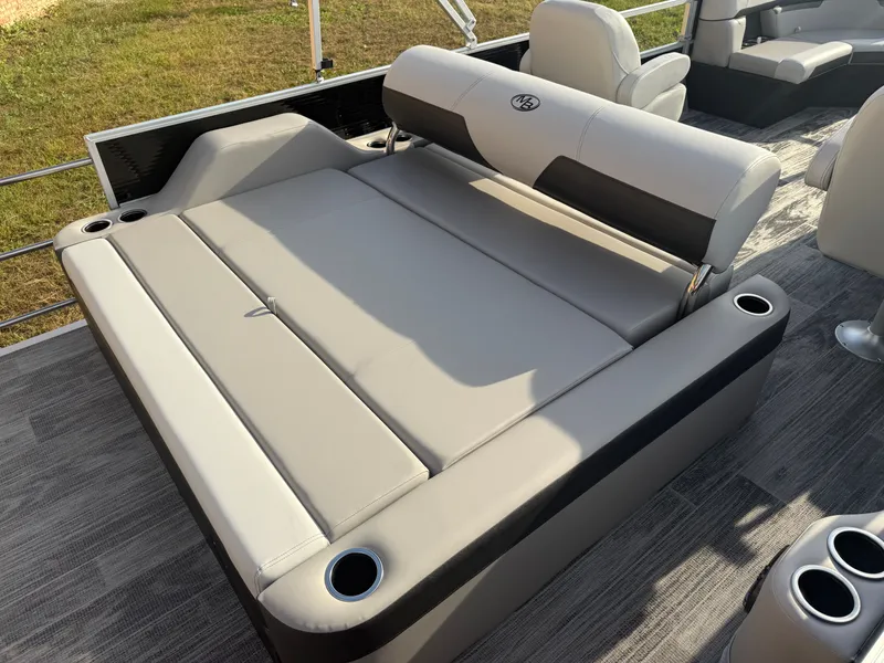 Slide: The Image of Montego Bay 8522 Swingback Deluxe Pontoon & Honda 4-Stroke EFI 2026 - 20
