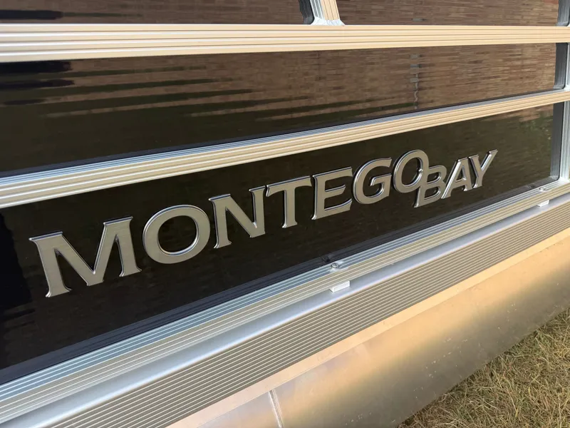 Slide: The Image of Montego Bay 8522 Swingback Deluxe Pontoon & Honda 4-Stroke EFI 2026 - 33