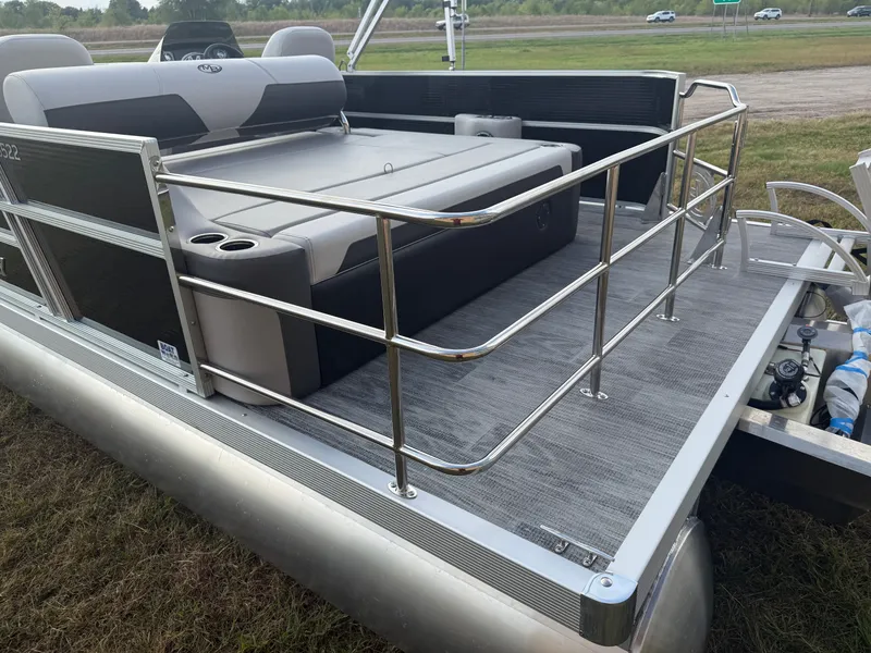 Slide: The Image of Montego Bay 8522 Swingback Deluxe Pontoon & Honda 4-Stroke EFI 2026 - 34