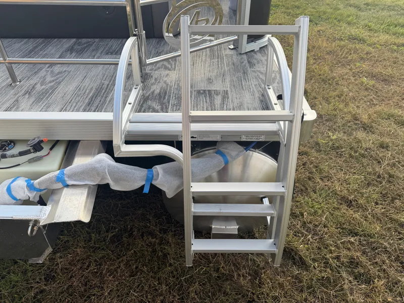 Slide: The Image of Montego Bay 8522 Swingback Deluxe Pontoon & Honda 4-Stroke EFI 2026 - 37