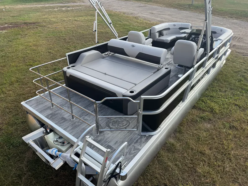 Slide: The Image of Montego Bay 8522 Swingback Deluxe Pontoon & Honda 4-Stroke EFI 2026 - 39