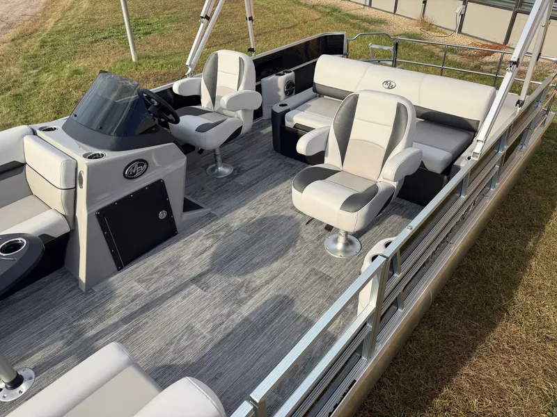 Slide: The Image of Montego Bay 8522 Swingback Deluxe Pontoon & Honda 4-Stroke EFI 2026 - 4