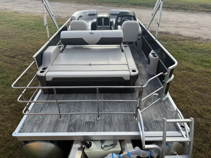 Slide: The Image of Montego Bay 8522 Swingback Deluxe Pontoon & Honda 4-Stroke EFI 2026 - 6