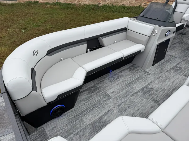 Slide: The Image of Montego Bay 8522 Fish & Cruise Tritoon & Honda 4-Stroke EFI 2026 - 11