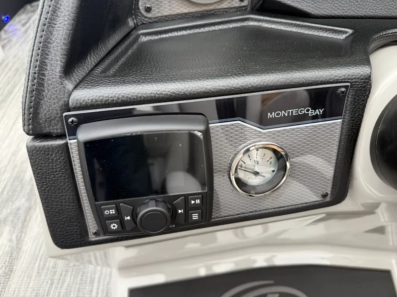 Slide: The Image of Montego Bay 8522 Fish & Cruise Tritoon & Honda 4-Stroke EFI 2026 - 15