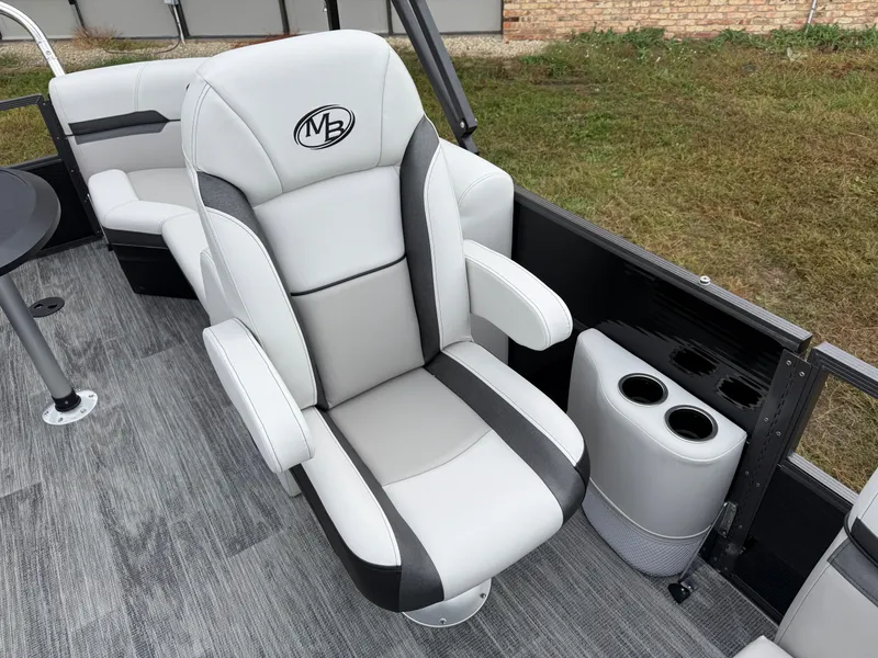 Slide: The Image of Montego Bay 8522 Quad Lounge Tritoon & Honda 4-Stroke EFI 2026 - 11