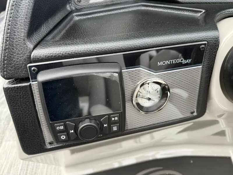 Slide: The Image of Montego Bay 8522 Quad Lounge Tritoon & Honda 4-Stroke EFI 2026 - 15