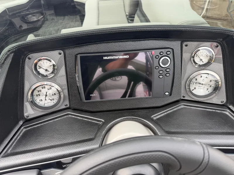 Slide: The Image of Montego Bay 8522 Quad Lounge Tritoon & Honda 4-Stroke EFI 2026 - 16