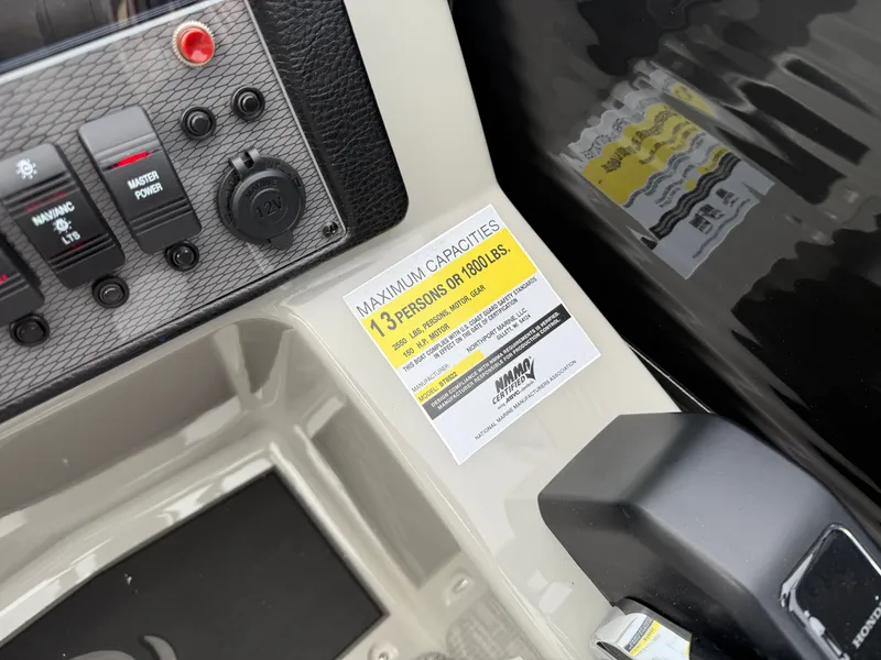 Slide: The Image of Montego Bay 8522 Quad Lounge Tritoon & Honda 4-Stroke EFI 2026 - 17