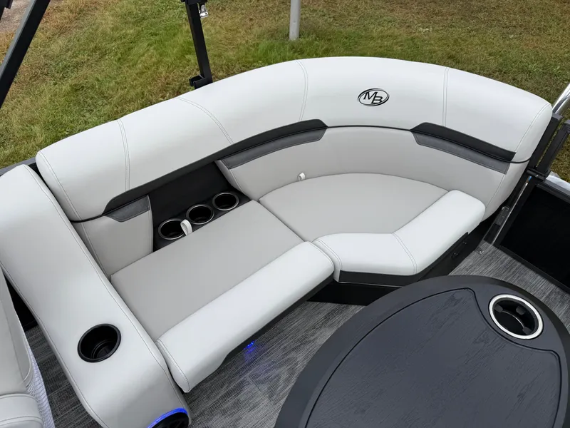 Slide: The Image of Montego Bay 8522 Quad Lounge Tritoon & Honda 4-Stroke EFI 2026 - 18