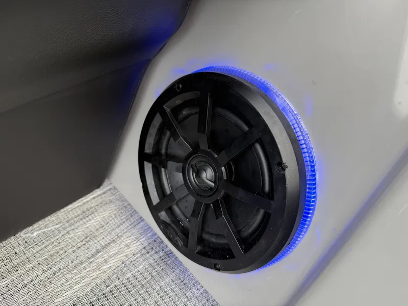 Slide: The Image of Montego Bay 8522 Quad Lounge Tritoon & Honda 4-Stroke EFI 2026 - 28