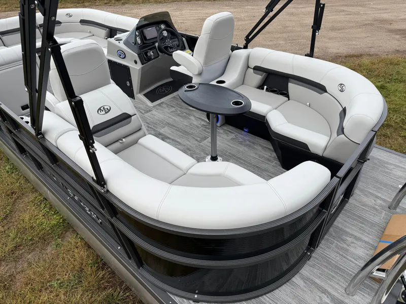 Slide: The Image of Montego Bay 8522 Quad Lounge Tritoon & Honda 4-Stroke EFI 2026 - 4