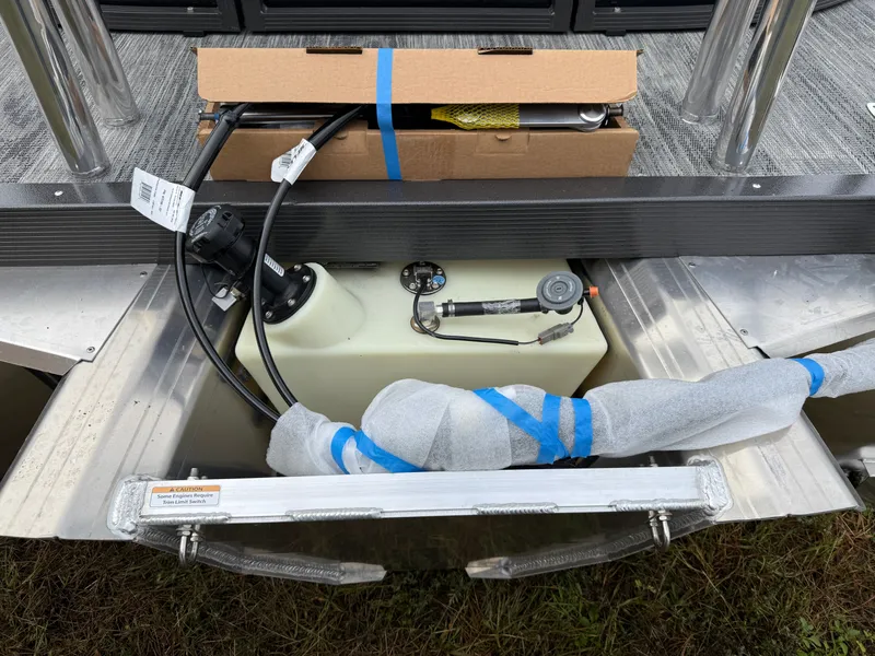 Slide: The Image of Montego Bay 8522 Quad Lounge Tritoon & Honda 4-Stroke EFI 2026 - 40