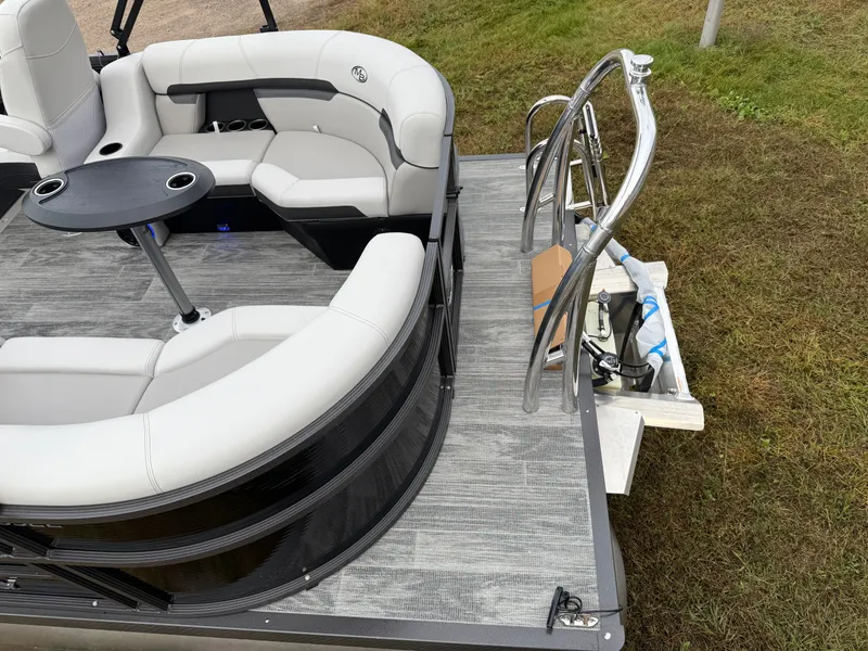 Slide: The Image of Montego Bay 8522 Quad Lounge Tritoon & Honda 4-Stroke EFI 2026 - 5