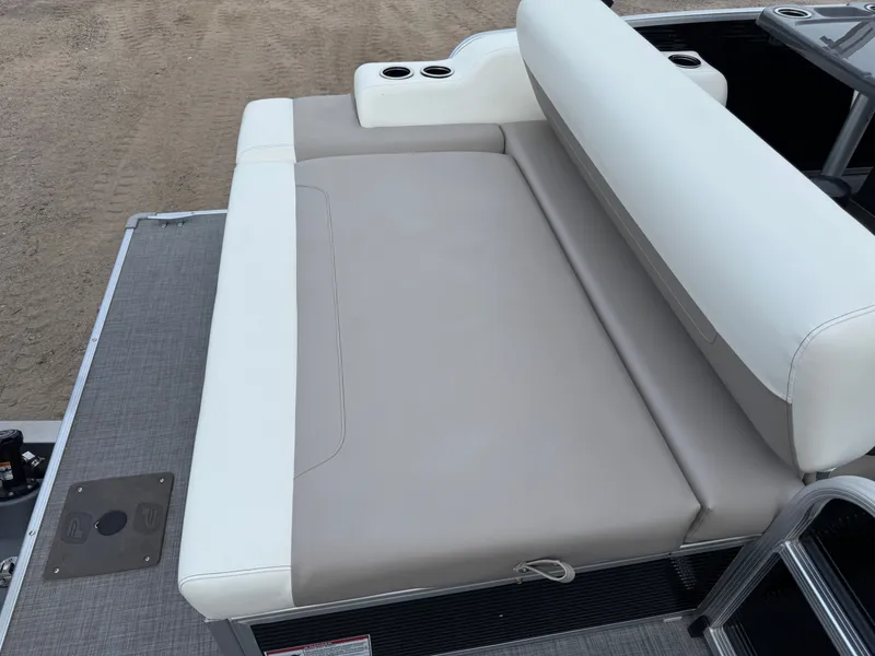 Slide: The Image of Princecraft Vectra 21 RL Dinette Swingback $27995 2024 - 34