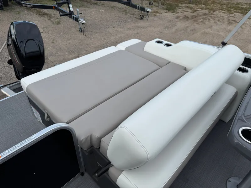 Slide: The Image of Princecraft Vectra 21 RL Dinette Swingback $27995 2024 - 37