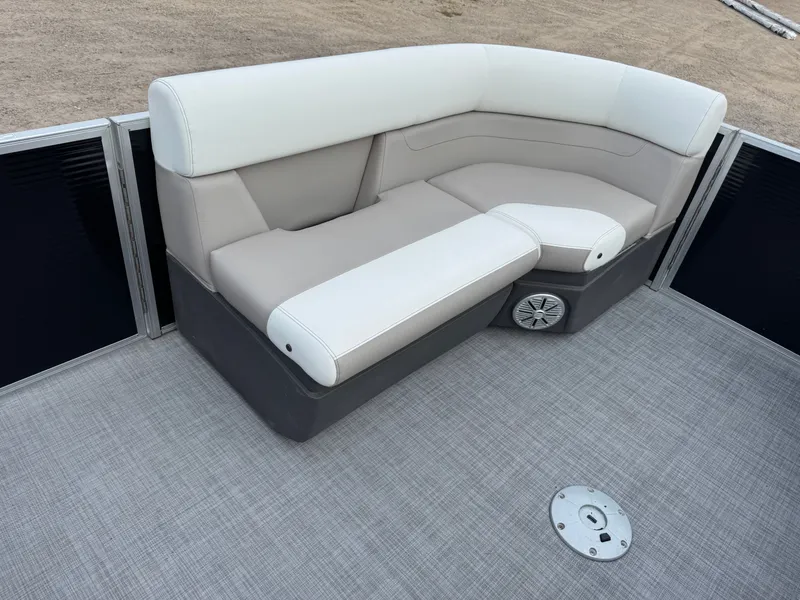 Slide: The Image of Princecraft Vectra 21 RL Dinette Swingback Pontoon 2024 - 11