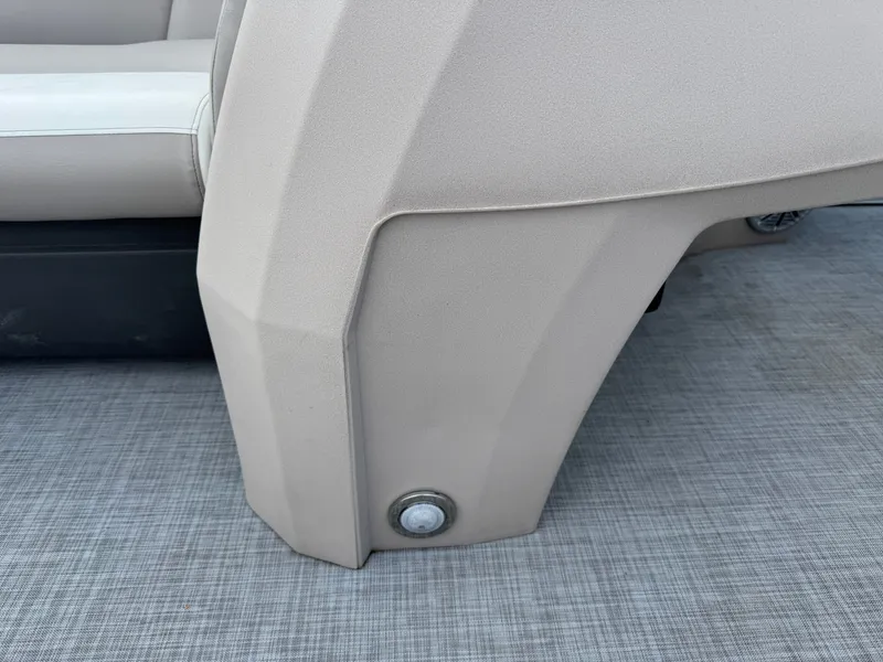 Slide: The Image of Princecraft Vectra 21 RL Dinette Swingback Pontoon 2024 - 16