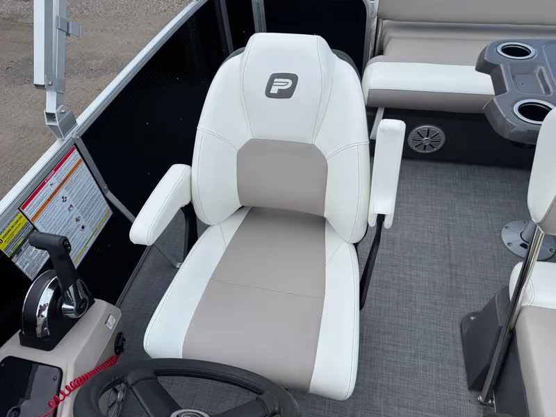 Slide: The Image of Princecraft Vectra 21 RL Dinette Swingback Pontoon 2024 - 17
