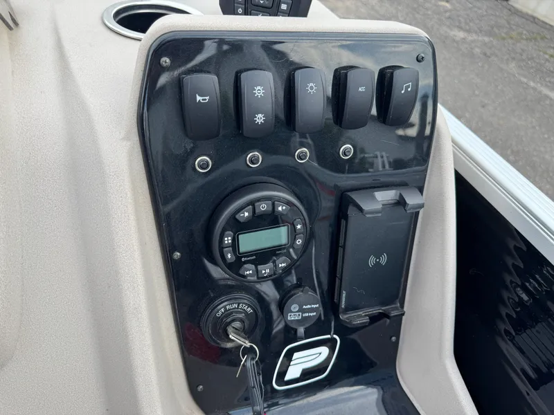 Slide: The Image of Princecraft Vectra 21 RL Dinette Swingback Pontoon 2024 - 21