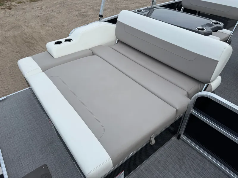 Slide: The Image of Princecraft Vectra 21 RL Dinette Swingback Pontoon 2024 - 33