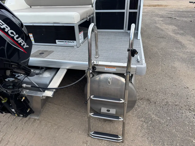 Slide: The Image of Princecraft Vectra 21 RL Dinette Swingback Pontoon 2024 - 41