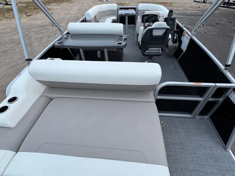 Slide: The Image of Princecraft Vectra 21 RL Dinette Swingback Pontoon 2024 - 9