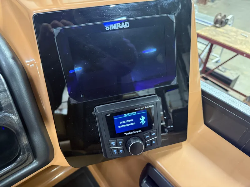 Slide: The Image of Bentley Pontoons Elite 223 Swingback Tritoon 2026 - 15