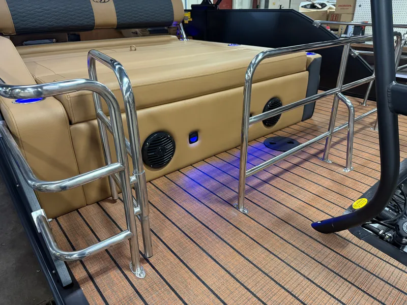 Slide: The Image of Bentley Pontoons Elite 223 Swingback Tritoon 2026 - 45