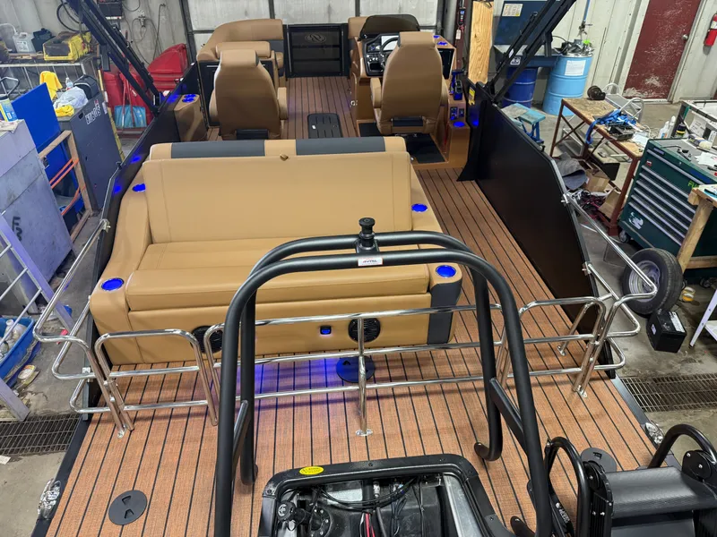 Slide: The Image of Bentley Pontoons Elite 223 Swingback Tritoon 2026 - 6