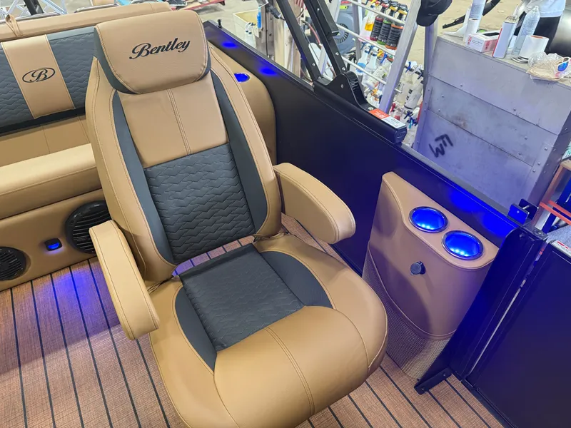 Slide: The Image of Bentley Pontoons Elite 223 Swingback Tritoon 2026 - 10