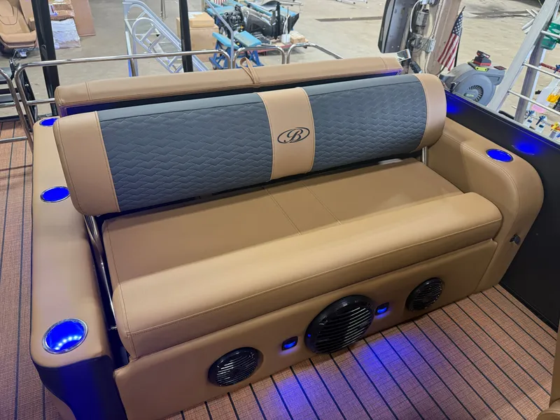 Slide: The Image of Bentley Pontoons Elite 223 Swingback Tritoon 2026 - 18